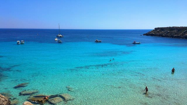 Our boats take us to the beautiful Cala Rossa bay in Isola di Favignana, Sicily during our cooking and wine vacations.